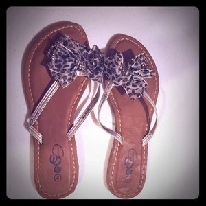 Sandal flip flops w bow tie
